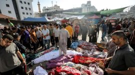 Para korban meninggal dunia akibat gempuran Israel tergeletak di depan RS Al Shifa, Gaza, mengingat rumah sakit tersebut tidak punya lagi kapasitas dan minim sumber daya listrik.