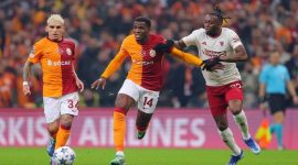 Adu fisik Wilfried Zaha dan Aaron Wan-Bissaka di laga Galatasaray vs Manchester United, Liga Champions 2023/2024 (c) AP Photo
