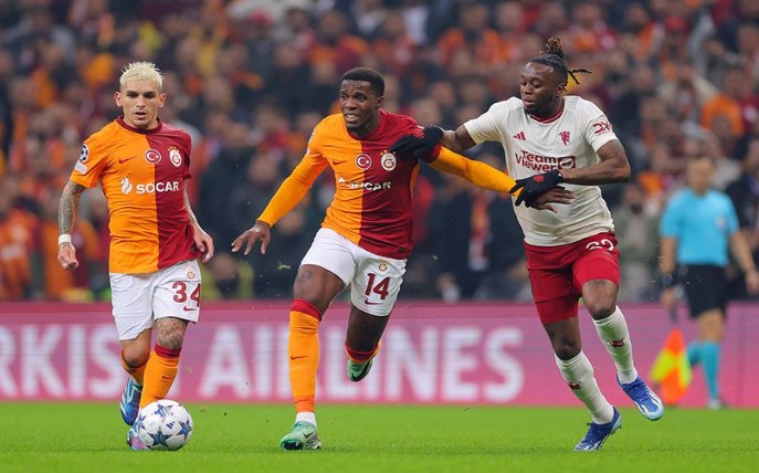 Adu fisik Wilfried Zaha dan Aaron Wan-Bissaka di laga Galatasaray vs Manchester United, Liga Champions 2023/2024 (c) AP Photo
