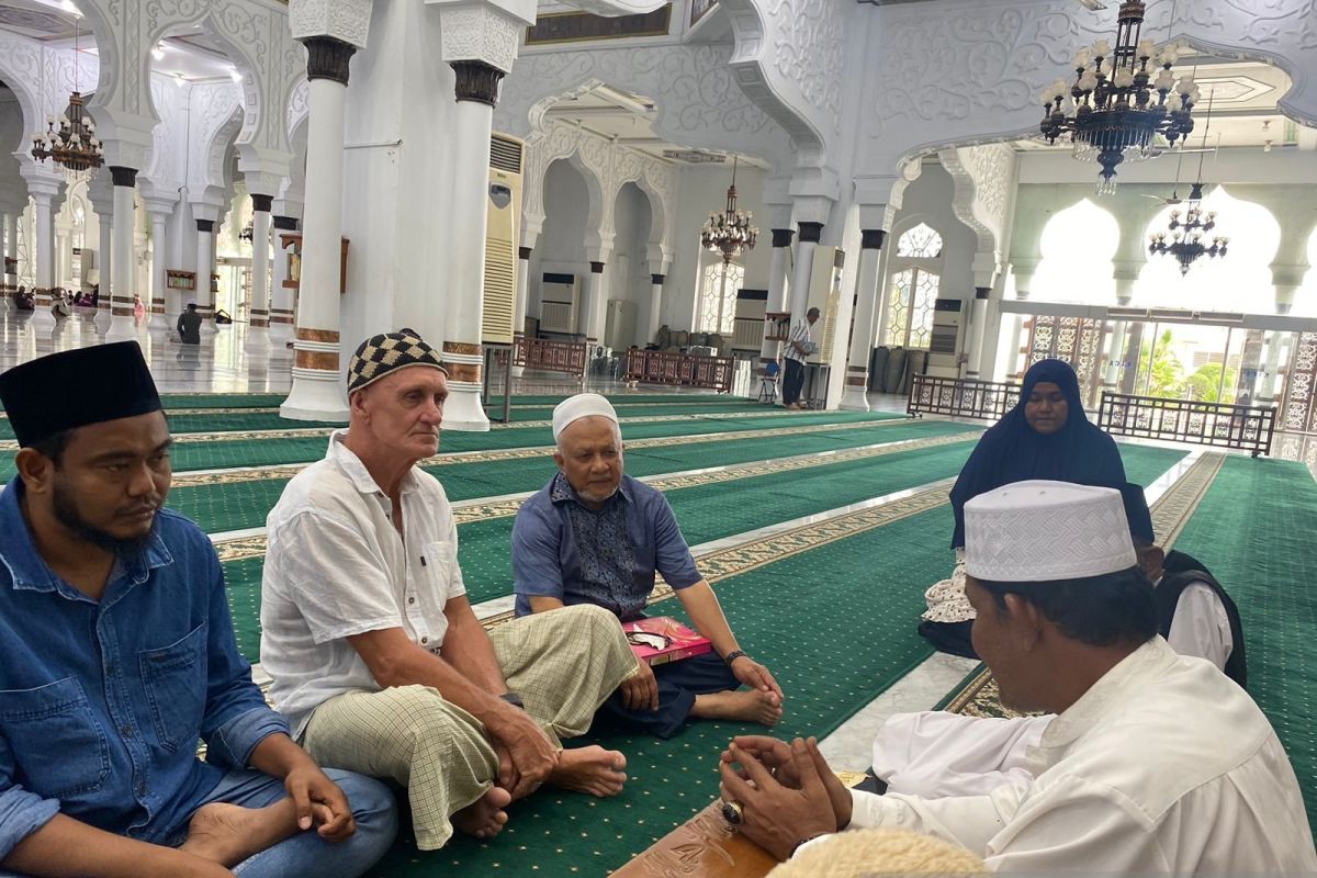 Turis Australia masuk Islam dalam Aceh setelah membaca kisah Rasulullah
