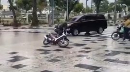 Pengendara sepeda motor nyaris jatuh akibat Jalan licin di Persimpangan jalan sudirman-Cik Ditoro