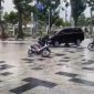 Pengendara sepeda motor nyaris jatuh akibat Jalan licin di Persimpangan jalan sudirman-Cik Ditoro