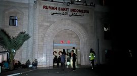 Gambaran Rumah Sakit Indonesia setelah pemadaman listrik. RS Indonesia tetap melanjutkan layanan operasi dan perawatan pasien dengan peralatan terbatas dan seadanya karena kekurangan bahan bakar, Jumat, 10 November 2023. (FADI ALWHIDI/ANADOLU VIA GETTY IMAGES)