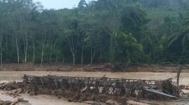 Jembatan rusak akibat banjir yang melanda kawasan Desa Batu Jonjong mengakibatkan satu jembatan rusak, Selasa (14/11/2023)