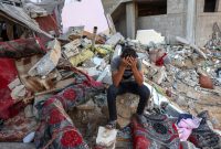 Seorang warga Palestina di Gaza menangis di tengah reruntuhan rumah yang hancur terkena rudal Israel. AFP