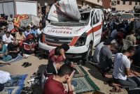 Warga Palestina melaksanakan salat Jumat saat serangan Israel berlanjut pada hari ke-35 di halaman Rumah Sakit Nasser di Khan Yunis, Gaza pada 10 November 2023.