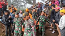 Aparat gabungan mengevakuasi korban meninggal akibat erupsi Gunung Marapi di Sumatra Barat, Selasa (05/12).