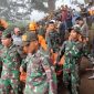 Aparat gabungan mengevakuasi korban meninggal akibat erupsi Gunung Marapi di Sumatra Barat, Selasa (05/12).