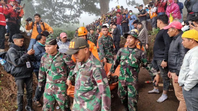 Aparat gabungan mengevakuasi korban meninggal akibat erupsi Gunung Marapi di Sumatra Barat, Selasa (05/12).