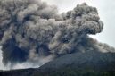 Gunung Marapi yang mengeluarkan abu vulkanik terlihat dari Nagari Batu Palano, Agam, Sumatera Barat, Senin (4/12/2023). (antara foto)