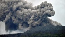 Gunung Marapi yang mengeluarkan abu vulkanik terlihat dari Nagari Batu Palano, Agam, Sumatera Barat, Senin (4/12/2023). (antara foto)