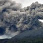 Gunung Marapi yang mengeluarkan abu vulkanik terlihat dari Nagari Batu Palano, Agam, Sumatera Barat, Senin (4/12/2023). (antara foto)