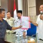 
Plt Bupati Langkat H Syah Afandin, SH saat menemui perwakilan guru PPPK yang melakukan aksi damai di kantor Bupati Langkat