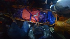 Tim SAR melakukan evakuasi korban erupsi Gunung Marapi yang mengalami luka bakar di jalur pendakian proklamator, Nagari Batu Palano, Agam, Sumatera Barat, Senin (4/12/2023) dini hari. (ANTARA FOTO)
