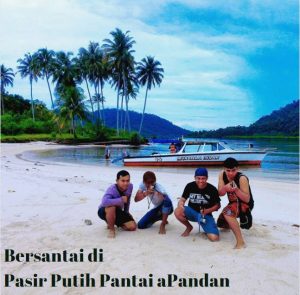 Bersantai di Pasir Putih Pantai Pandan
