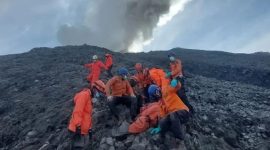 Proses Evakuasi jenazah di Puncak Gunung Marapi dilakukan Tim SAR Gabungan di Medan yang curam dan ancaman erupsi susulan, Selasa 5 Desember 2023-Dok. Kantor SAR Kota Padang 