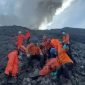 Proses Evakuasi jenazah di Puncak Gunung Marapi dilakukan Tim SAR Gabungan di Medan yang curam dan ancaman erupsi susulan, Selasa 5 Desember 2023-Dok. Kantor SAR Kota Padang 