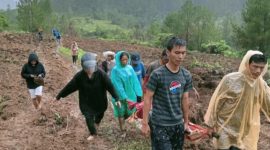 Jenazah korban dievakuasi dari lokasi kejadian.Jenazah korban dievakuasi dari lokasi kejadian.