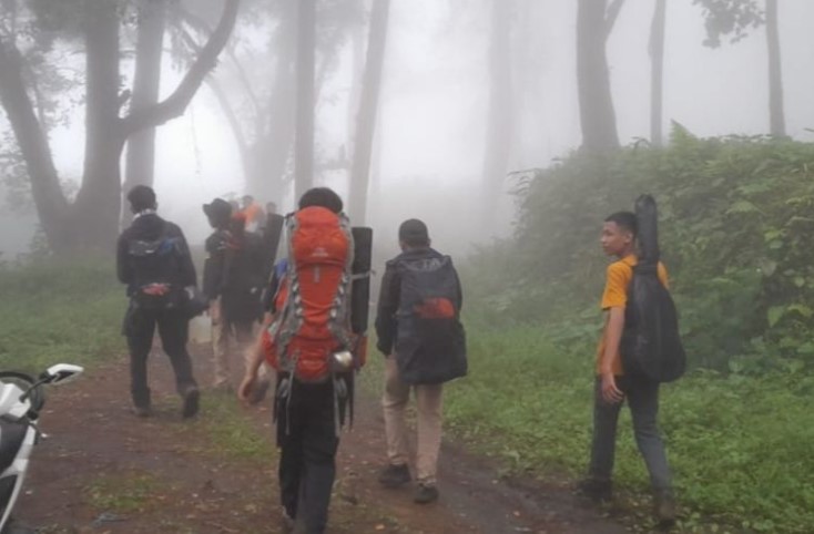 Pendaki Gunung Marapi berhasil dievakuasi, Minggu (3/12/2238)(Foto: BKSDA Sumbar)