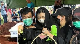 Tangis Pilu Ibu Korban Iringi Pemakaman 4 Anak yang Dibunuh Ayahnya