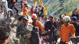 Tim SAR gabungan menemukan salah satu korban akibat banjir bandang dan longsor yang terjadi di Kabupaten Humbang Husundutan (Humbahas) Sumatera Utara. ANTARA/HO-Dok Basarnas Medan.
