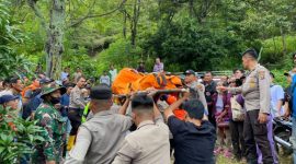 Tim sar gabungan melakukan evakuasi terhadap korban Banjir Bandang dan Longsor di Humbahas