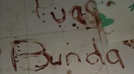 Tulisan yang ditemukan berwarna merah dilokasi pembunuhan empat orang anak yang diduga dilakukan ayahnya.