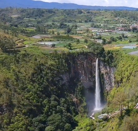 Pesona Air Terjun Sipiso-piso