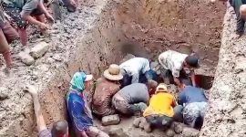 Pemakaman para korban pembunuhan satu keluarga di PPU, di Desa Sebakung Jaya, Kecamatan Babulu. Lima jenazah dikuburkan dalam satu liang lahat.