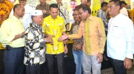 Ketua DPD Partai Golkar Sumut Musa Rajekshah (tengah) bertemu calon kepala daerah yang mendaftar di partai ini di Medan, Sumatera Utara, Selasa (7/5/2024). (HO-Partai Golkar Sumatera Utara)