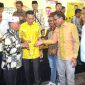Ketua DPD Partai Golkar Sumut Musa Rajekshah (tengah) bertemu calon kepala daerah yang mendaftar di partai ini di Medan, Sumatera Utara, Selasa (7/5/2024). (HO-Partai Golkar Sumatera Utara)