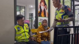 Adawiah, seorang guru pendamping dari SMK Lingga Kencana, memberikan keterangan kepada polisi (Antara TV)