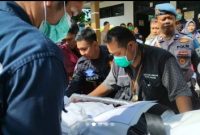 Serah terima jenazah dari tim DVI ke keluarga korban kecelakaan bus Ciater. (Instagram: Subang.info)