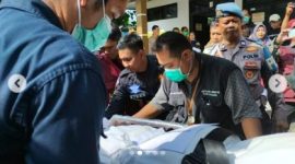 Serah terima jenazah dari tim DVI ke keluarga korban kecelakaan bus Ciater. (Instagram: Subang.info)