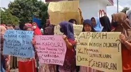 Sejumlah kaum ibu di Langkat demo pinta Kapolda Sumut berantas narkoba