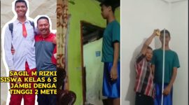 Muhammad Rizki, siswa kelas 6 di SD Negeri 36/III Belui, mempunyai tinggi badan  yang mencapai 195 cm pada usia 12 tahun (instagram @majeliskopi.08)