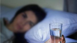 Mitos atau fakta minum air putih sebelum tidur
