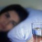 Mitos atau fakta minum air putih sebelum tidur