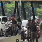 dua petugas Satpol PP yang sedang mengatur lalu lintas dalam beberapa menit lalu pergi (instagram Terang Media)