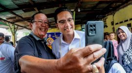 Calon Walikota Medan, Rico Tri Putra Bayu Waas (Rico Waas) menyapa dan menyerap aspirasi masyarakat di Warung TST Ayang, Jalan Utama, Kelurahan Kota Matsum II, Kecamatan Medan Area, pada Selasa (29/10/2024).