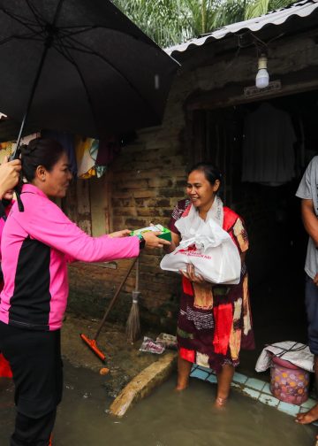 Bhayangkari Sumut Turun Membantu Warga yang Menjadi Korban Banjir di Tebing Tinggi