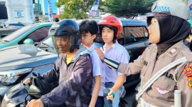 Personel Wanita (Polwan) Lalulintas (Lantas) di Medan saat mengingatkan pengendara sepedamotor yang berboncengan lebih dari standar di Jalan H Adam Malik, Medan Kamis (17/10/2024). (Foto: Dokumentasi Humas Polda Sumut)