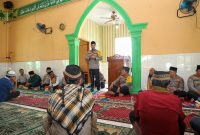 Wakapolda Sumut, Brigjen Pol Rony Samtana, saat melaksanakan safari subuh di Masjid Al Jami, Kecamatan STM Hulu, Kabupaten Deliserdang, Jumat (18/10). Dalam kesempatan itu ia mengingatkan agar masyarakat tidak terpecah belah dan menciptakan Pilkada yang damai. (Foto: Dokumentasi Humas Polda Sumut)