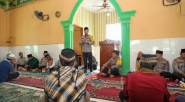 Wakapolda Sumut, Brigjen Pol Rony Samtana, saat melaksanakan safari subuh di Masjid Al Jami, Kecamatan STM Hulu, Kabupaten Deliserdang, Jumat (18/10). Dalam kesempatan itu ia mengingatkan agar masyarakat tidak terpecah belah dan menciptakan Pilkada yang damai. (Foto: Dokumentasi Humas Polda Sumut)