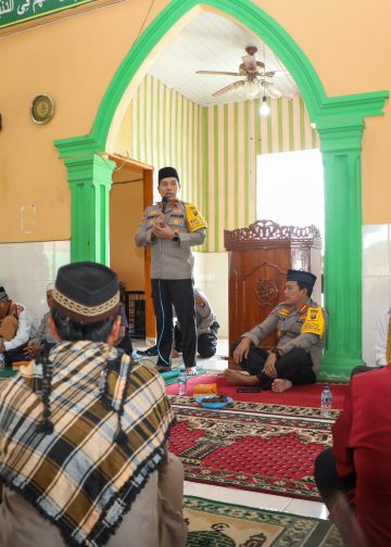 Wakapolda Sumut, Brigjen Pol Rony Samtana, saat melaksanakan safari subuh di Masjid Al Jami, Kecamatan STM Hulu, Kabupaten Deliserdang, Jumat (18/10). Dalam kesempatan itu ia mengingatkan agar masyarakat tidak terpecah belah dan menciptakan Pilkada yang damai. (Foto: Dokumentasi Humas Polda Sumut)