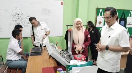 Calon Walikota Medan Rico Tri Putra Bayu Waas (Rico Waas) menghadiri acara seminar bertajuk Improve Your Superior Skill With Enterpreneur In Industrial 4.0, di SMK Tritech Informatika, Jalan Bhayangkara, Kecamatan Medan Tembung, Senin (21/10/2024) kemarin.