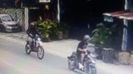 Sepedamotor korban (depan) saat dibawa kabur oleh seorang rekannya yang berada di belakang saat beraksi di kawasan Jalan Karya Kasih Nomor 43 Kelurahan Pangkalan Mansyur Medan Johor. (Foto: Diva Suwanda/HO)