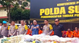 Kapolda Sumut Irjen Pol Whisnu Hermawan Februanto didampingi Dir Narkoba Kombes Pol Yemi Mendagi (satu kanan) dan Kabid Humas Kombes Hadi Wahyudi (dua kanan) saat memaparkan barangbukti pengungkapan narkoba dalam beberapa waktu ini di halaman Direktorat Narkoba Poldasu Rabu (30/10/2024). (Foto: Dokumentasi Humas Poldasu)