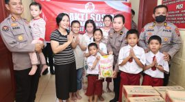 Kabid Humas Polda Sumut Kombes Pol Hadi Wahyudi saat memberikan bantuan ke Yayasan Aryaguna Cahaya Indonesia, kemarin. (Foto: Dokumentasi Polda Sumut)