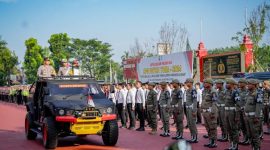 Kapolda Sumut Irjen Pol Wishnu Februanto saat melihat kesiapan personel Ops Patuh Toba 2024 di Mapolda Sumut kemarin. (Foto: Humas Polda Sumut)